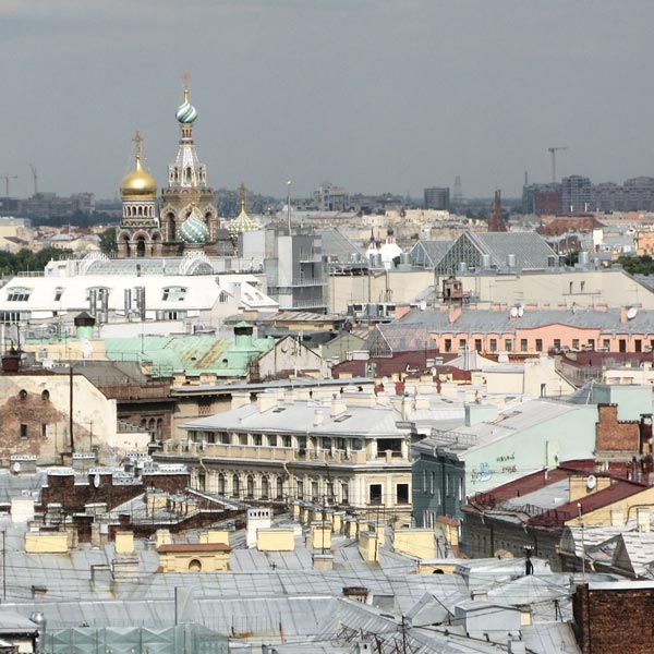 Les toîts de Saint-Pétersbourg (Russie). Vue de la cathédrale Saint-Isaac.